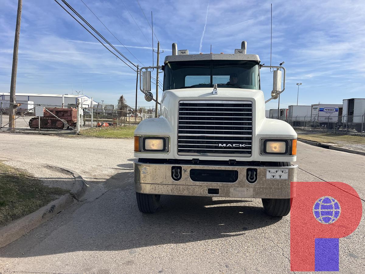 Used 2015 MACK PINNACLE CHU613 T/A DAY CAB TRUCK