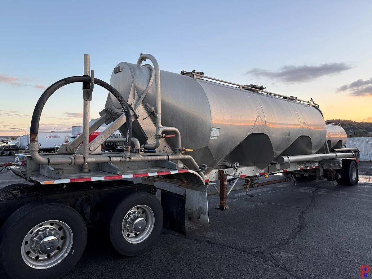 Used 2017 HEIL 1040 CU. FT T/A DRY BULK PNEUMATIC TRAILER