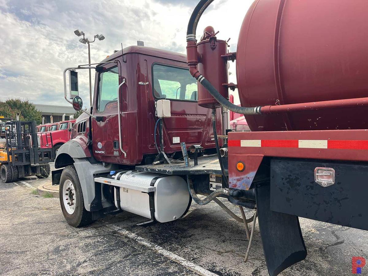 Used 2013 MACK GRANITE T/A 80 BBL VACUUM TRUCK