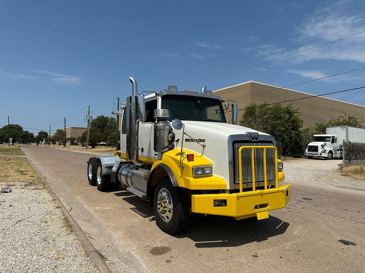 Used 2012 WESTERN STAR 4900 SB T/A  24” SLEEPER TRUCK