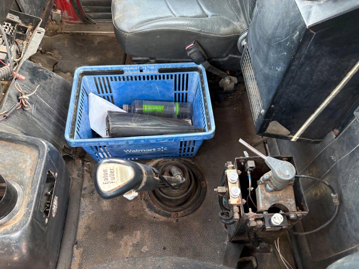 Used 1994 WHITE GMC WCA T/A DAYCAB WINCH TRUCK