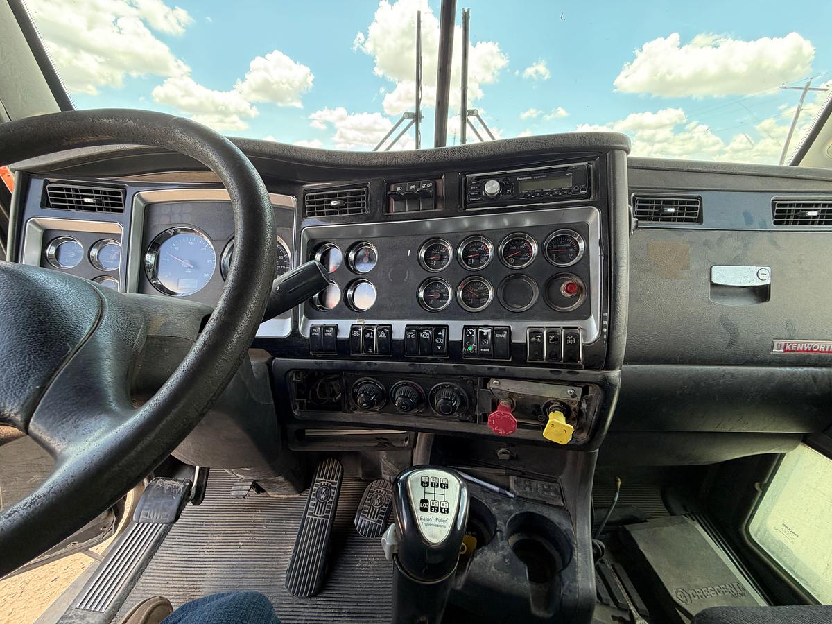 Used 2007 KENWORTH W900 T/A DAYCAB WINCH BED TRUCK
