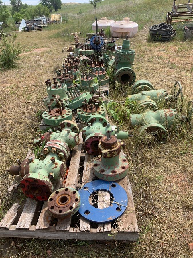 Used Row of 7-1/16 DSA’s, 4-1/16 10k Gate Valves, Well Heads, 2in Fluid Crosses