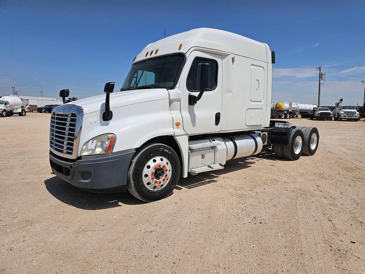 Used FREIGHTLINER CASCAIDA SLEEPER TRUCK