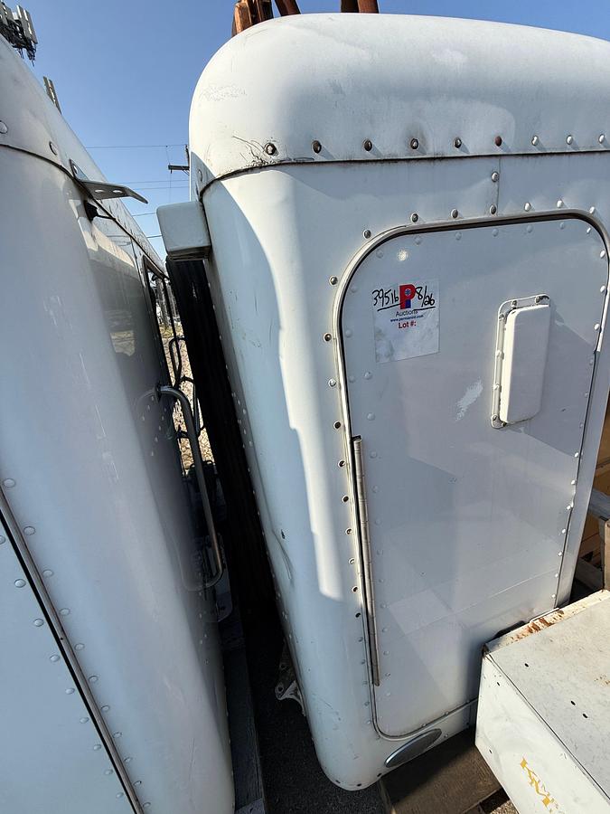 Used UNIBILT 36” SLEEPER FOR PETERBILT TRUCK
