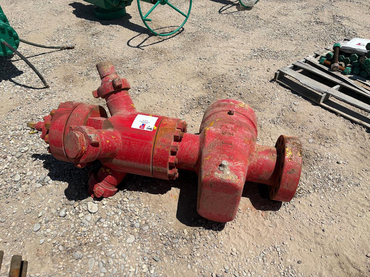 Used (5x$) (5) 7-1/16” 5k gate valves w/ (5) 7” x 4” 6-way fluid crosses