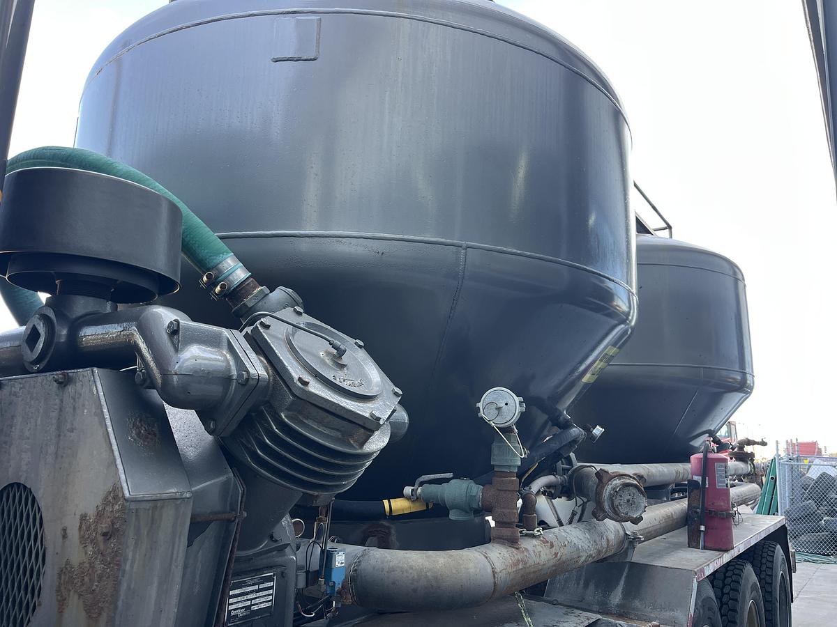 Used 2009 INTERNATIONAL PAYSTAR 5600I TRI AXLE 660 CF CEMENT BULK TRUCK