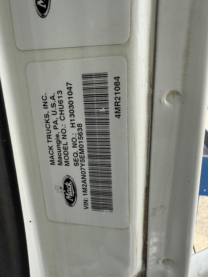 Used 2014 MACK PINNACLE CHU613 T/A 80K HYD. SLICK BACK WINCH TRUCK