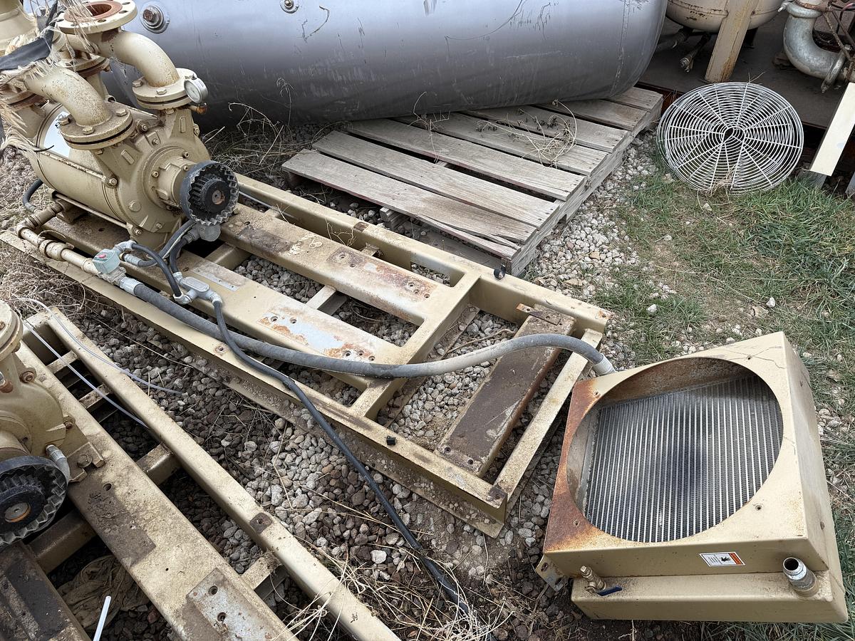 Used DEKKER VACUUM TECHNOLOGIES MOD. DV05500-KA VACUUM PUMP W/ INLET FILTER & HEAT EXCHANGER