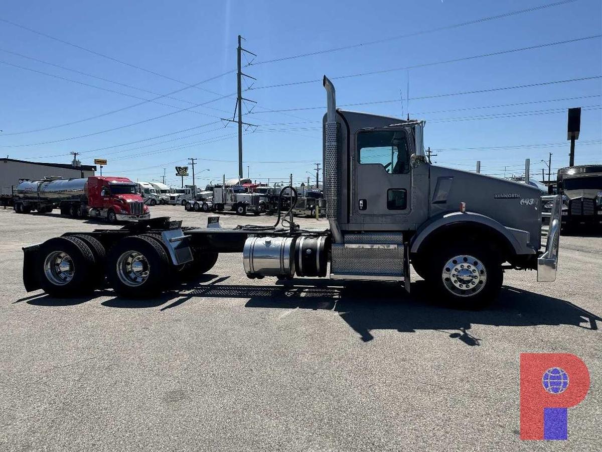 Used 2013 KENWORTH T800 T/A DAYCAB TRUCK TRACTOR