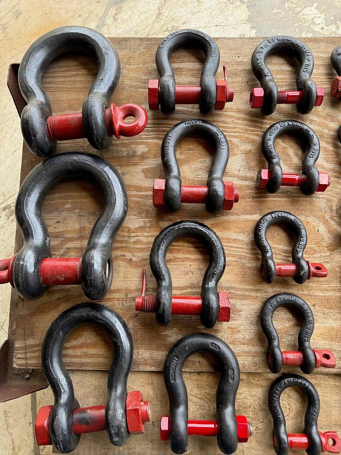 Used PALLET OF ( 30) ASSORTED 3 ¼ TON THRU 25-TON CROSBY SHACKLES
