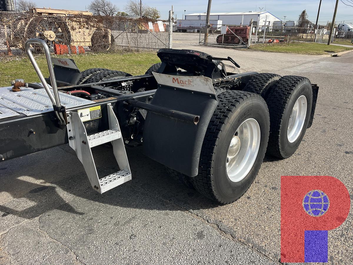 Used 2014 MACK PINNACLE CHU613 T/A DAY CAB TRUCK
