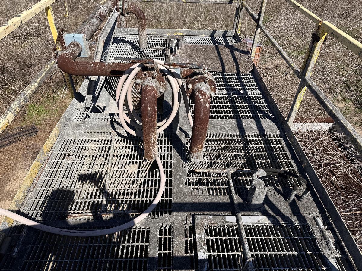 Used OILWELL SA634-5 10K WP TRIPLEX CEMENT PUMP UNIT W/ MIXING TANKS SKIDDED MTD ON 2007 LUFKIN TRI AXLE NARROW NECK LOWBOY