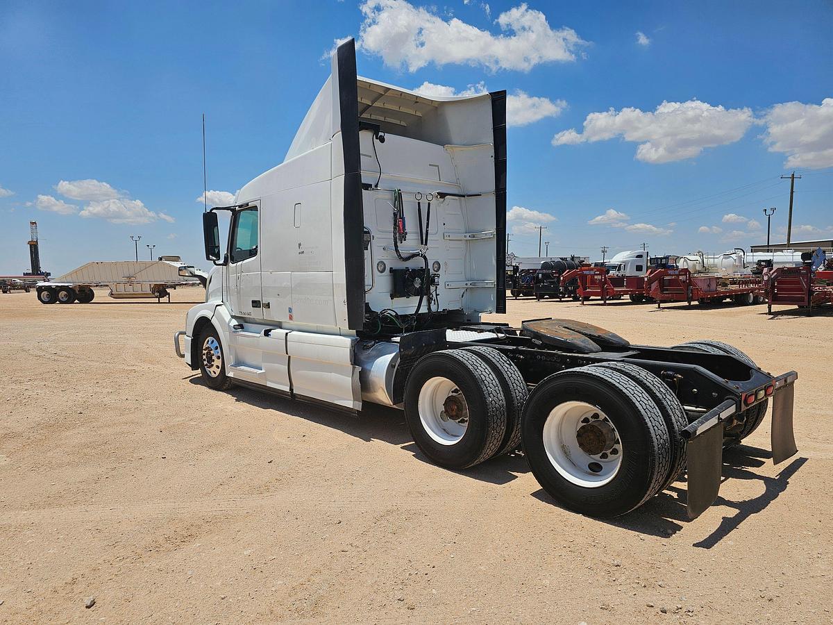 Used 2017 Volvo T/A Sleeper Haul Truck