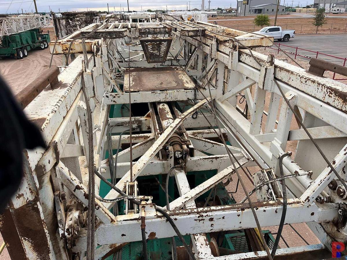 Used PENGO / HENDRICKSON BACK IN WELL SERVICE RIG MTD ON 5-AXLE CARRIER