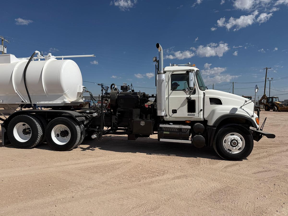 Used 2006 MACK CV713 T/A DAYCAB KILL TRUCK & 130BBL KILL TRAILER