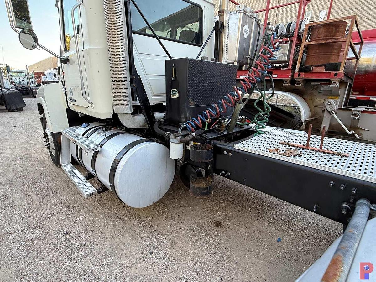 Used 2013 MACK CHU613 PINNACLE T/A DAY CAB TRUCK TRACTOR