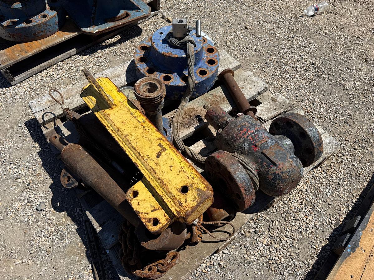 Used (2) PALLETS W/ (1) 7-1/16” X 13-1/2”H 15M SPOOL, (2) TRHD FLANGES W/ PLATES, (1) STRIPPER HEAD, (1) 15M TEST FLANGE, GATE VLV