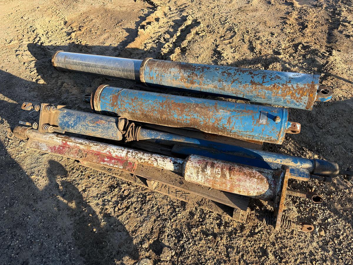 Used PALLET W/ (2) PARKER 3773033043 RAISING RAM HYD CYLINDERS & (2) TONG LIFT CYLINDERS