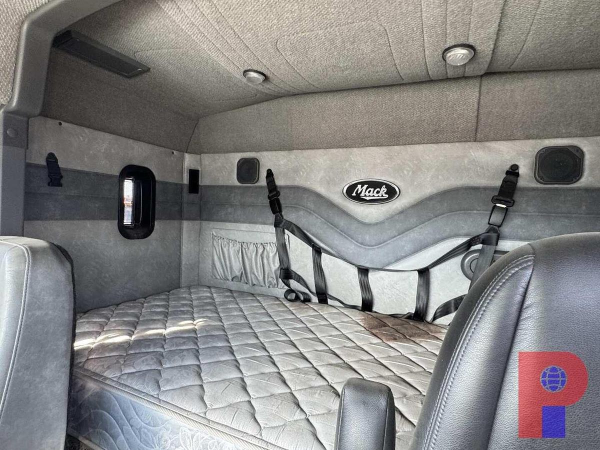 Used 2015 MACK PINNACLE CHU613 TRI AXLE SLEEPER TRUCK