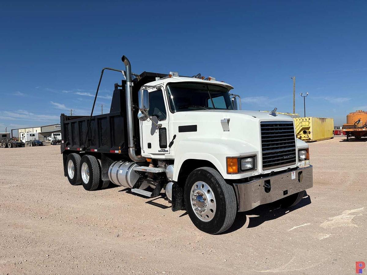 Used 2009 MACK PINNACLE T/A DAYCAB 15-YARD DUMP TRUCK
