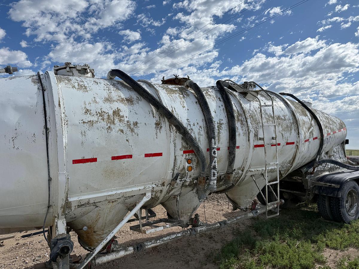 Used 1966 FRUEHAUF   T/A PNEUMATIC DRY BULK TRAILER