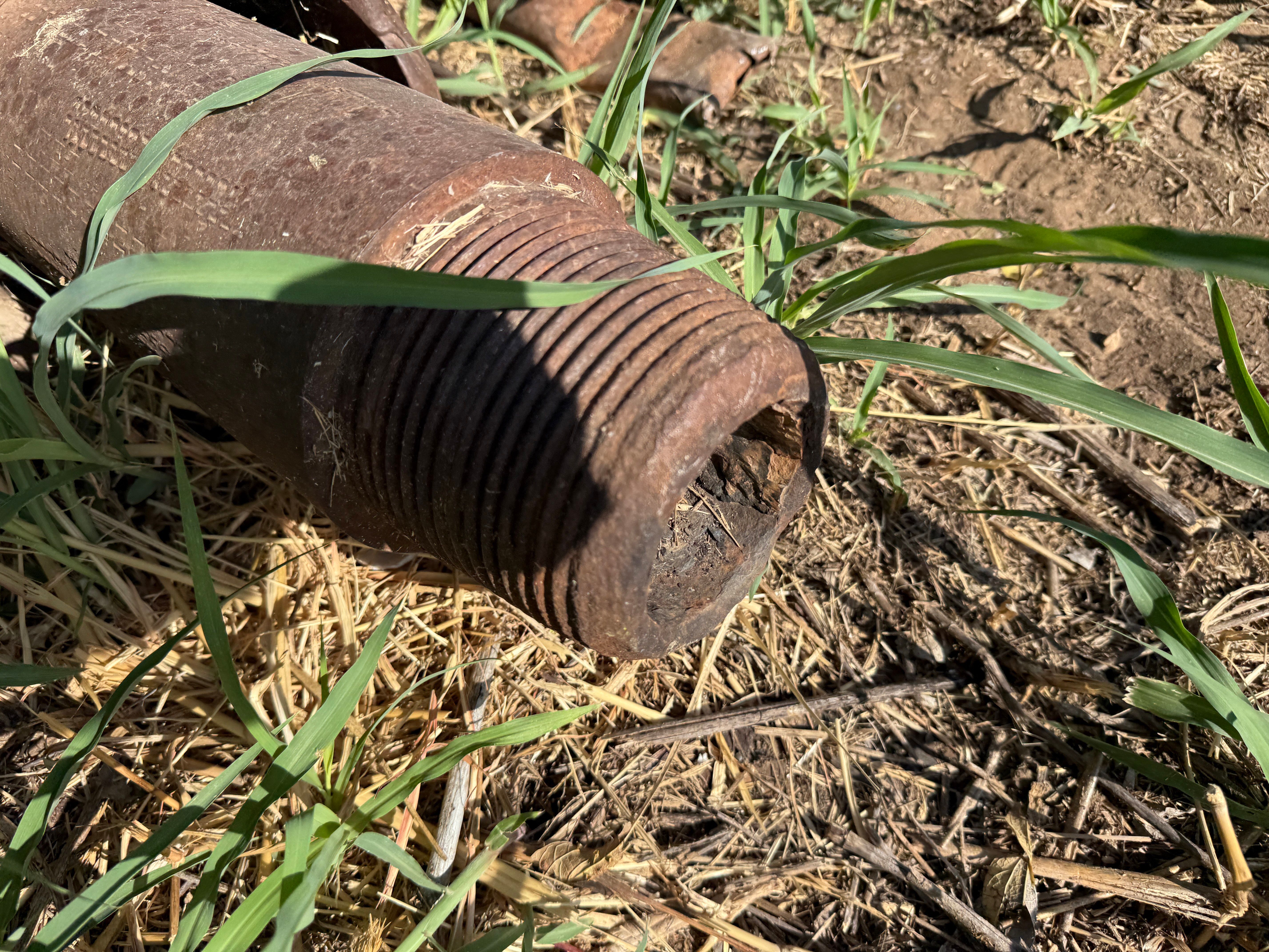 Used (1) 5-1/2” OCT. KELLY, BUSHING, RATHOLE, & PILE OF VARIOUS MUD HOSES & PIPE MOSTLY 8”