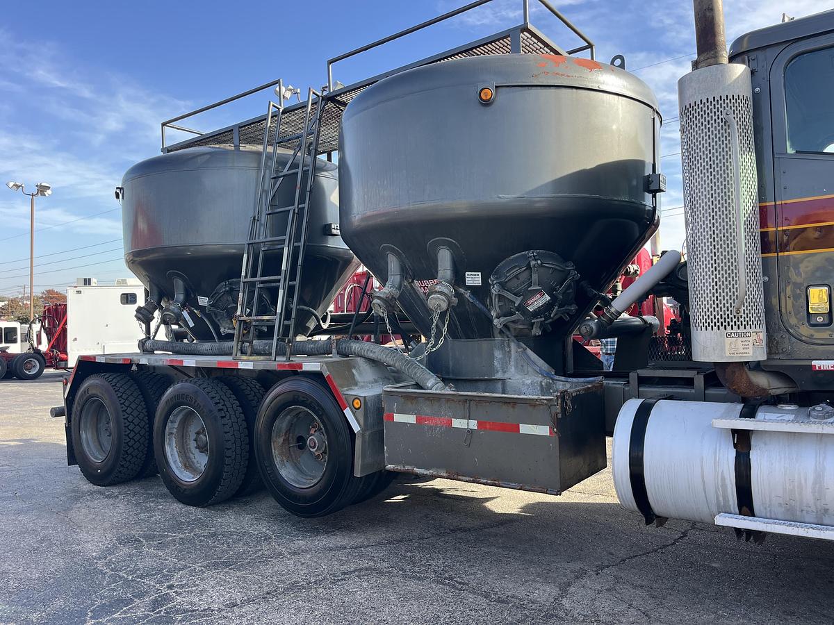 Used 2004 INTERNATIONAL  PAYSTAR 5600I TRI AXLE 660 CF CEMENT BULK TRUCK