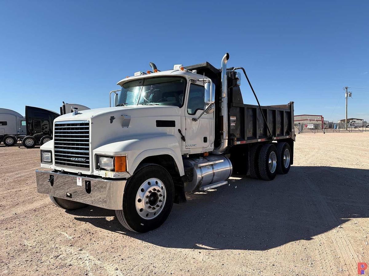 Used 2009 MACK PINNACLE T/A DAYCAB 15-YARD DUMP TRUCK