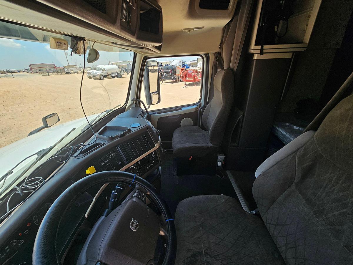 Used 2017 Volvo T/A Sleeper Haul Truck