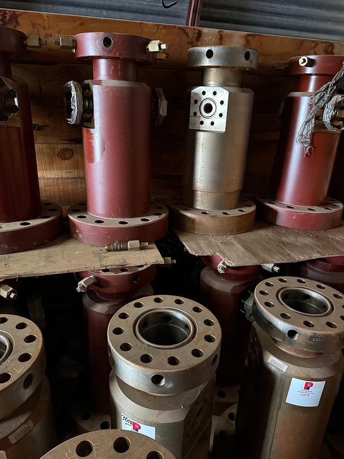 Used (4 x $) UNUSED 11" x 7-1/16" X 2-1/16" 5M TUBING HEAD SPOOLS