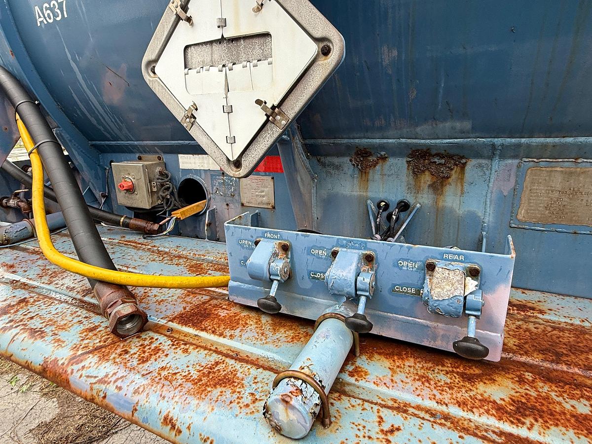 Used 2005 WORLEY WELDING WORKS 5,000 GAL 3-COMP ACID TRANSPORT TRAILER