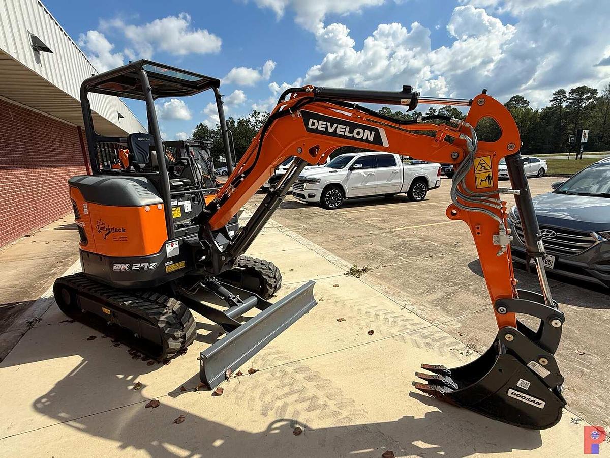 Used (NEW) DEVELON DX27Z-7 COMPACT MINI EXCAVATOR