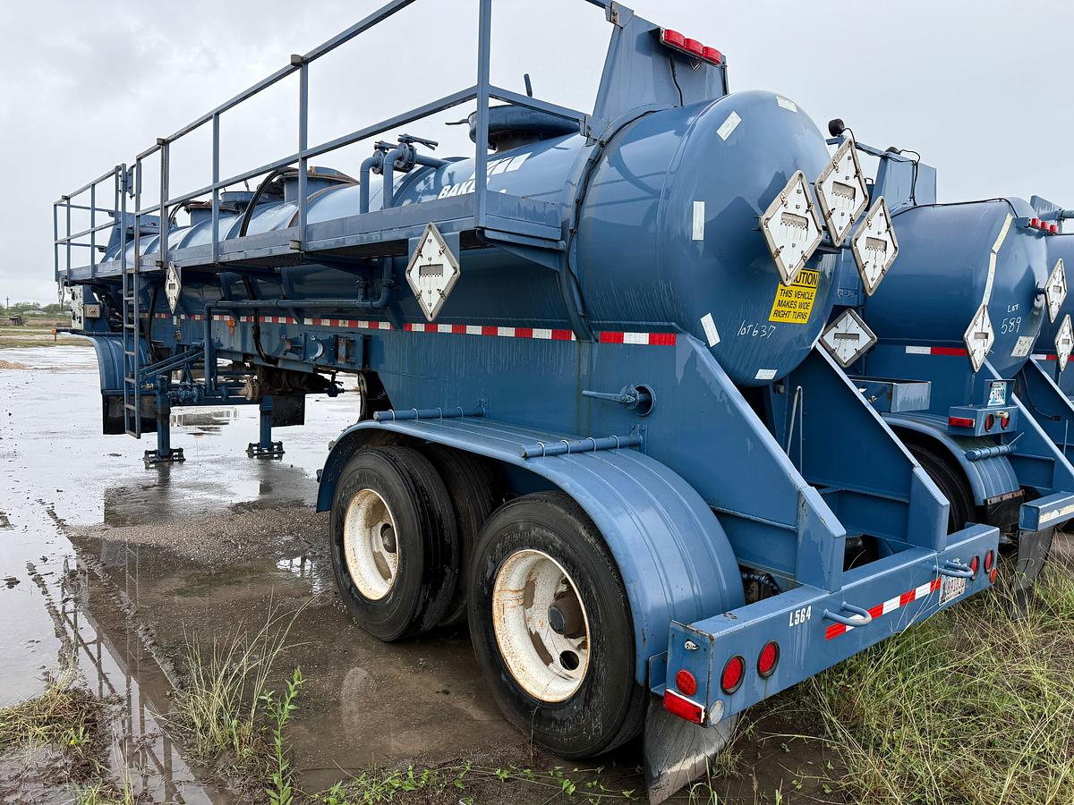 Used 2012 WILCO 4,100 GALLON W/ HYD AGITATORS T/A ACID TRANSPORT TRAILER