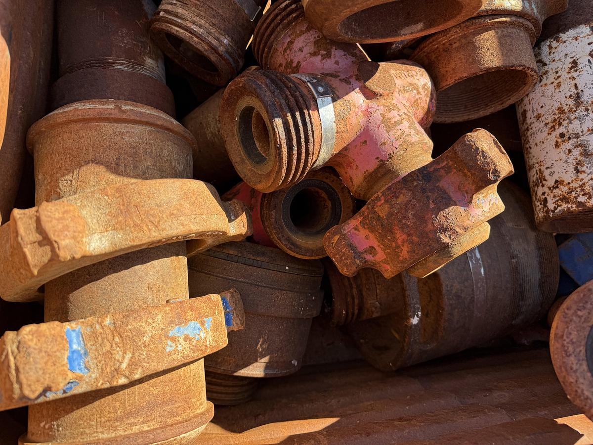 Used (2) MULTI-SIZE SINGLE PLUG CEMENT HEADS & METAL TUB OF CEMENT HEAD CONNECTIONS