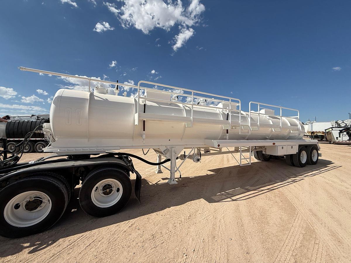Used 2006 MACK CV713 T/A DAYCAB KILL TRUCK & 130BBL KILL TRAILER