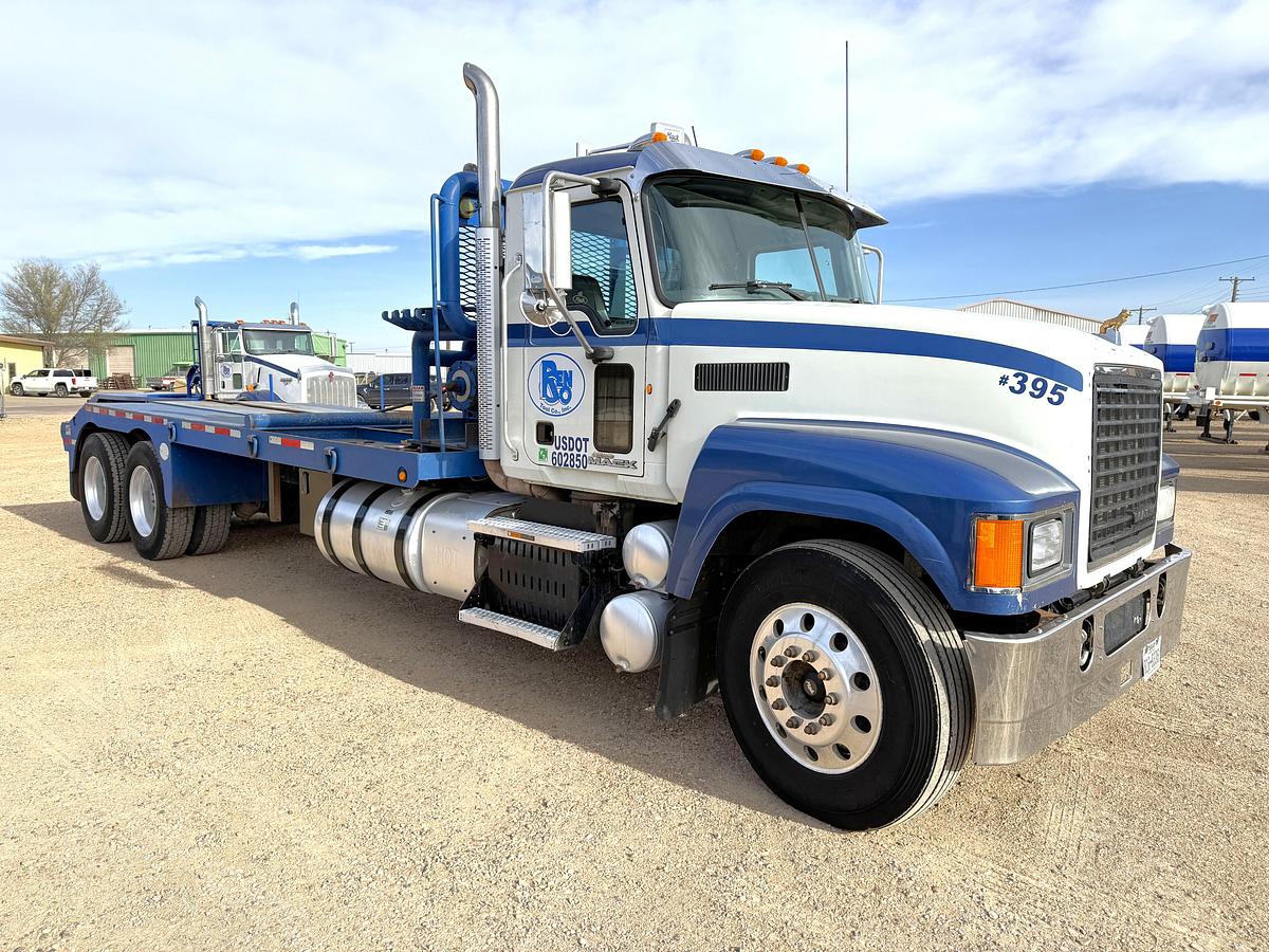 Used 2014 MACK PINNACLE CHU613 T/A 80K HYD. SLICK BACK WINCH TRUCK