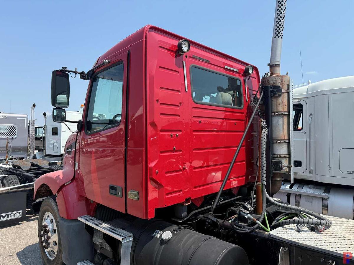 Used 2009 VOLVO VHD T/A DAY CAB TRUCK TRACTOR