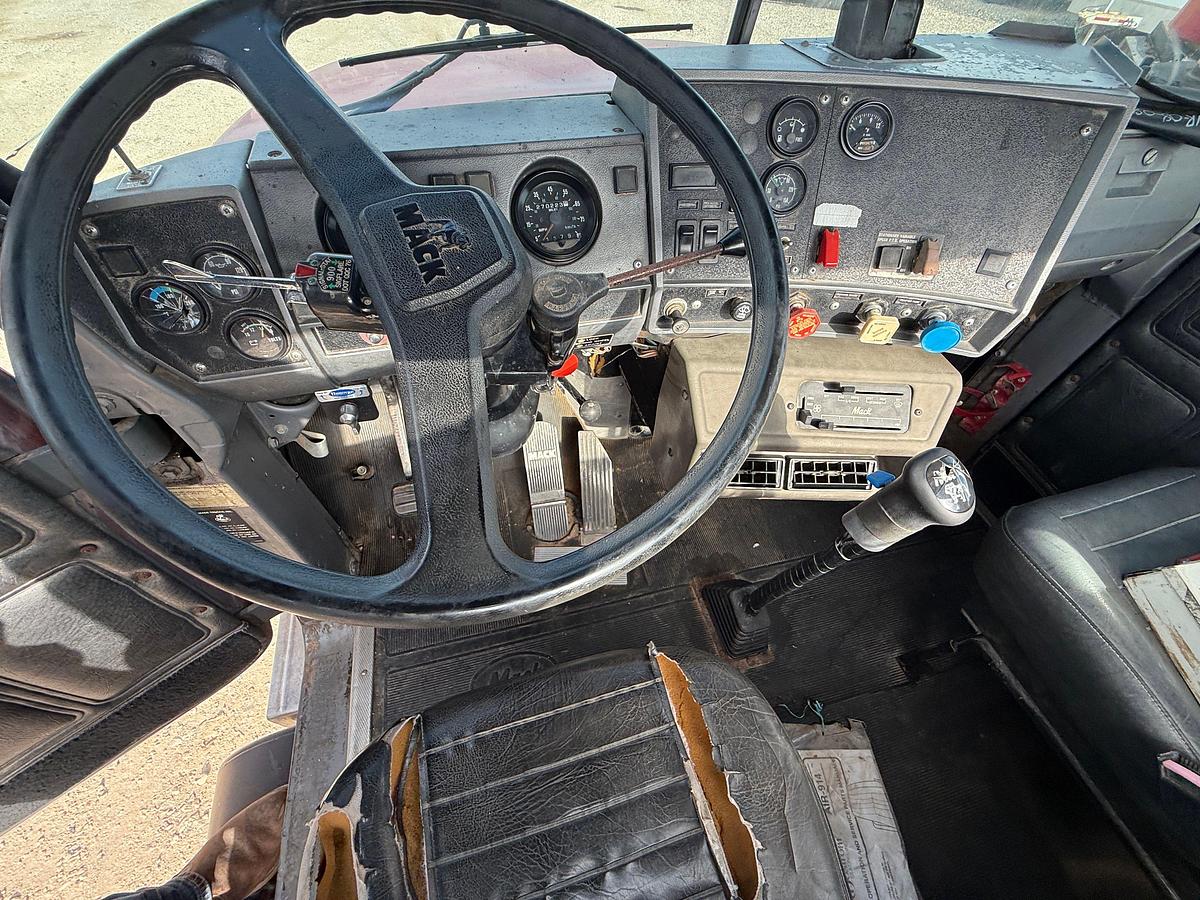 Used 1993 MACK RD690S T/A  DAYCAB TRUCK TRACTOR