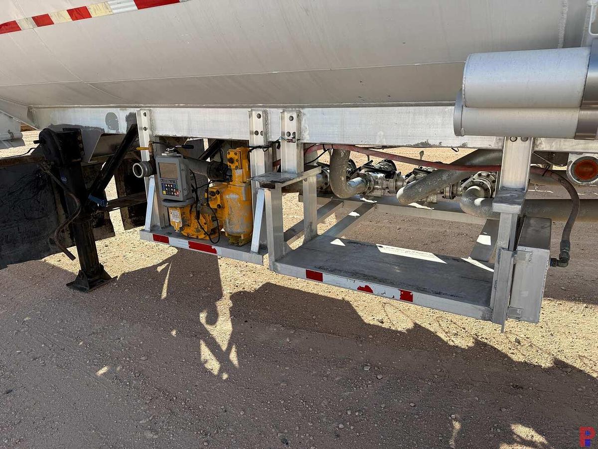 Used 1988 FRUEHAUF 4-COMPARTMENT 10,200 GAL. FUEL TANK TRAILER