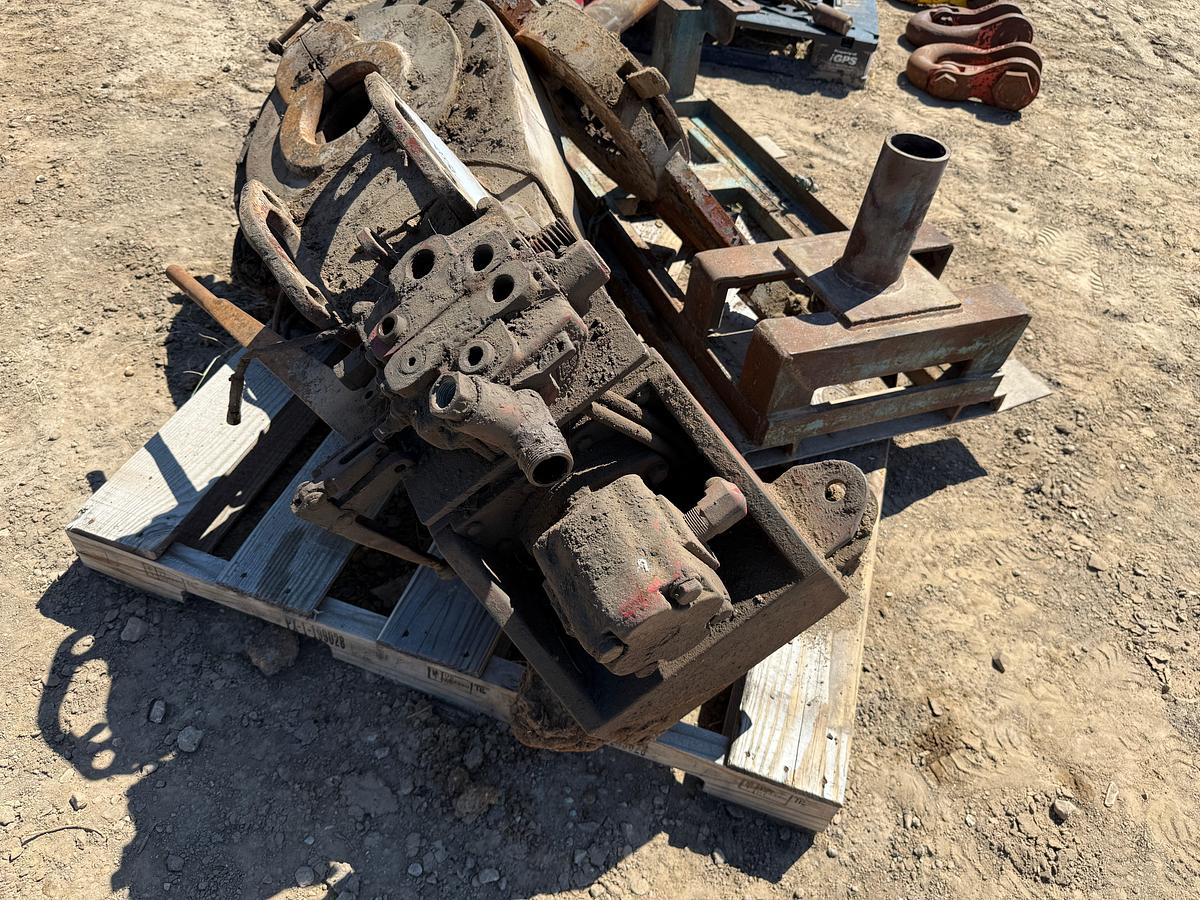 Used MAVERICK M58-60 HYD POWER TUBING TONG W/ BACK-UP, TRANSPORT SKID F/ PARTS (INCOMPLETE)