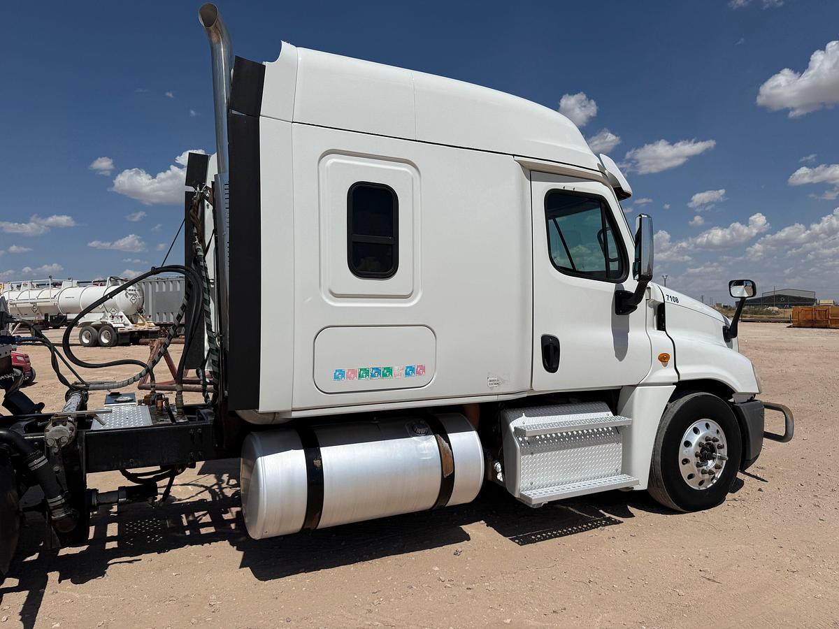 Used 2014 FREIGHTLINER CASCADIA T/A 64” SLEEPER TRUCK