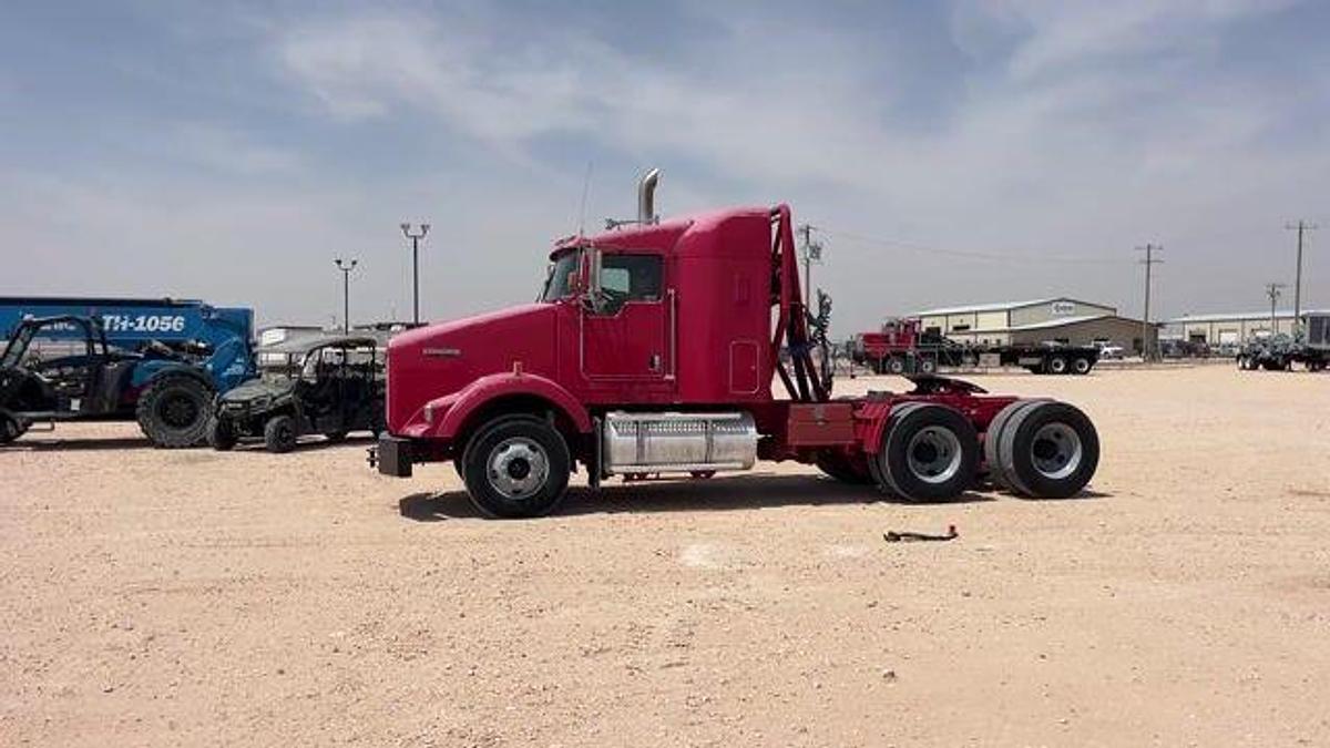 Used 2011 KENWORTH T800 T/A SLEEPER HAUL TRUCK
