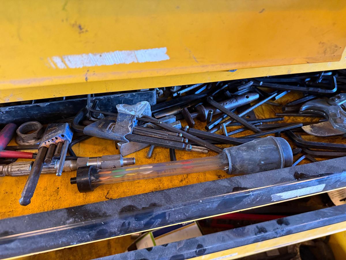 Used LOT OF (7) 2-TON TO 20-TON FLOOR JACKS, (1) 1-1/2 TON CHAIN HOIST, (2) DAYTONA WHEEL DOLLEYS, (6) 10-TON TO 22-TON JACK STANDS