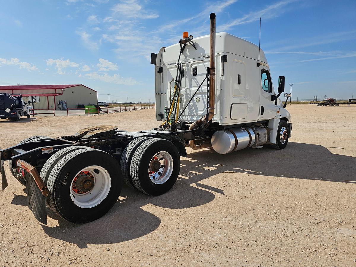 Used 2011 FREIGHTLINER CASCADIA SLEEPER TRUCK
