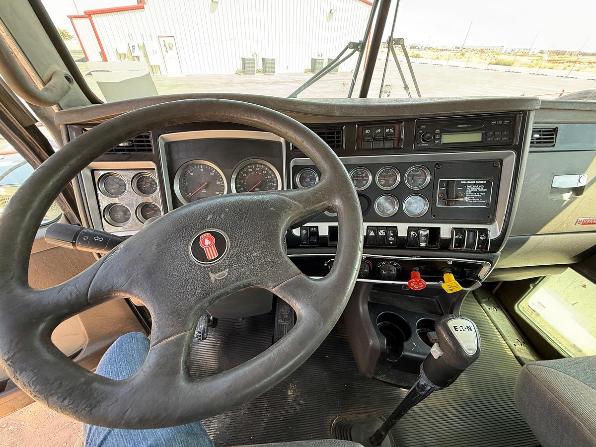 Used 2009 KENWORTH T800 TRI-AXLE HEAVY HAUL DAYCAB TRUCK