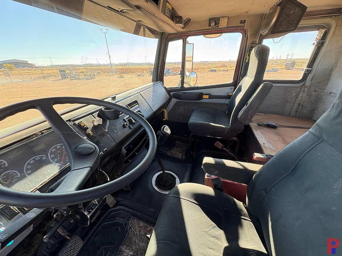 Used 2001 FREIGHTLINER FL70 MOBILE HYDRAULIC POWER PACK TRUCK