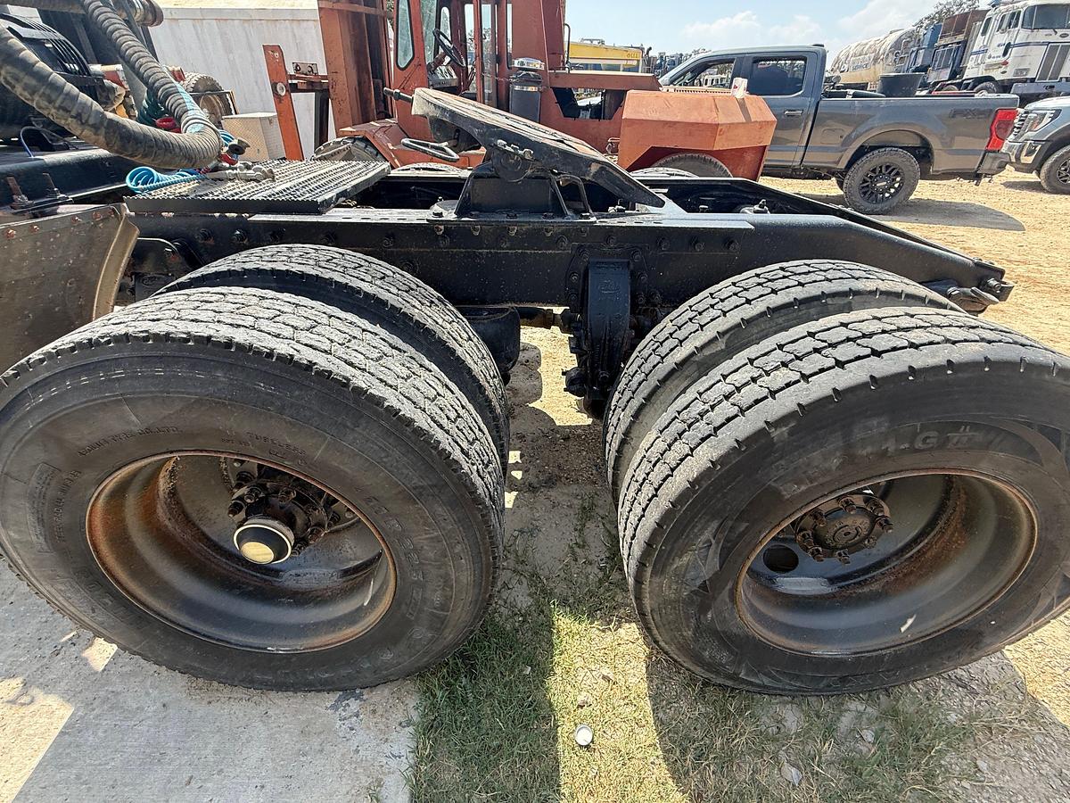 Used 2002 PETERBILT 379 T/A 36” SLEEPER TRUCK W/ VAC PUMP