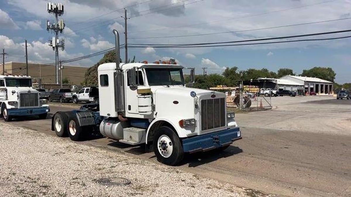 Used 2005 PETERBILT 378 T/A 36” SLEEPER TRUCK