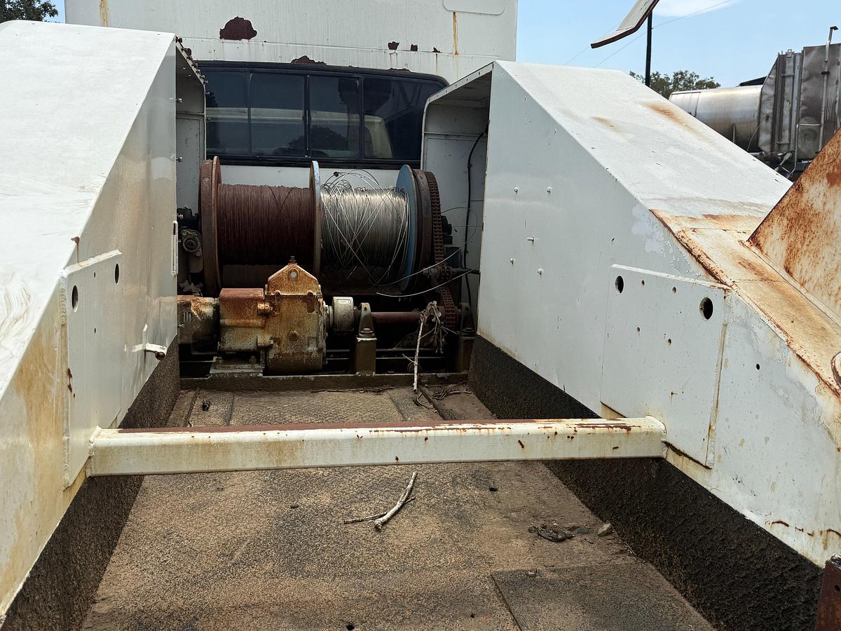 Used 2000 INTERNATIONAL 4800 4X4 S/A SPILT DRUM WIRELINE TRUCK